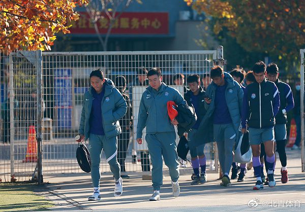 在电影今日发布的上线海报中，也对这种“螳螂捕蝉黄雀在后”的人物关系做了淋漓尽致的描绘